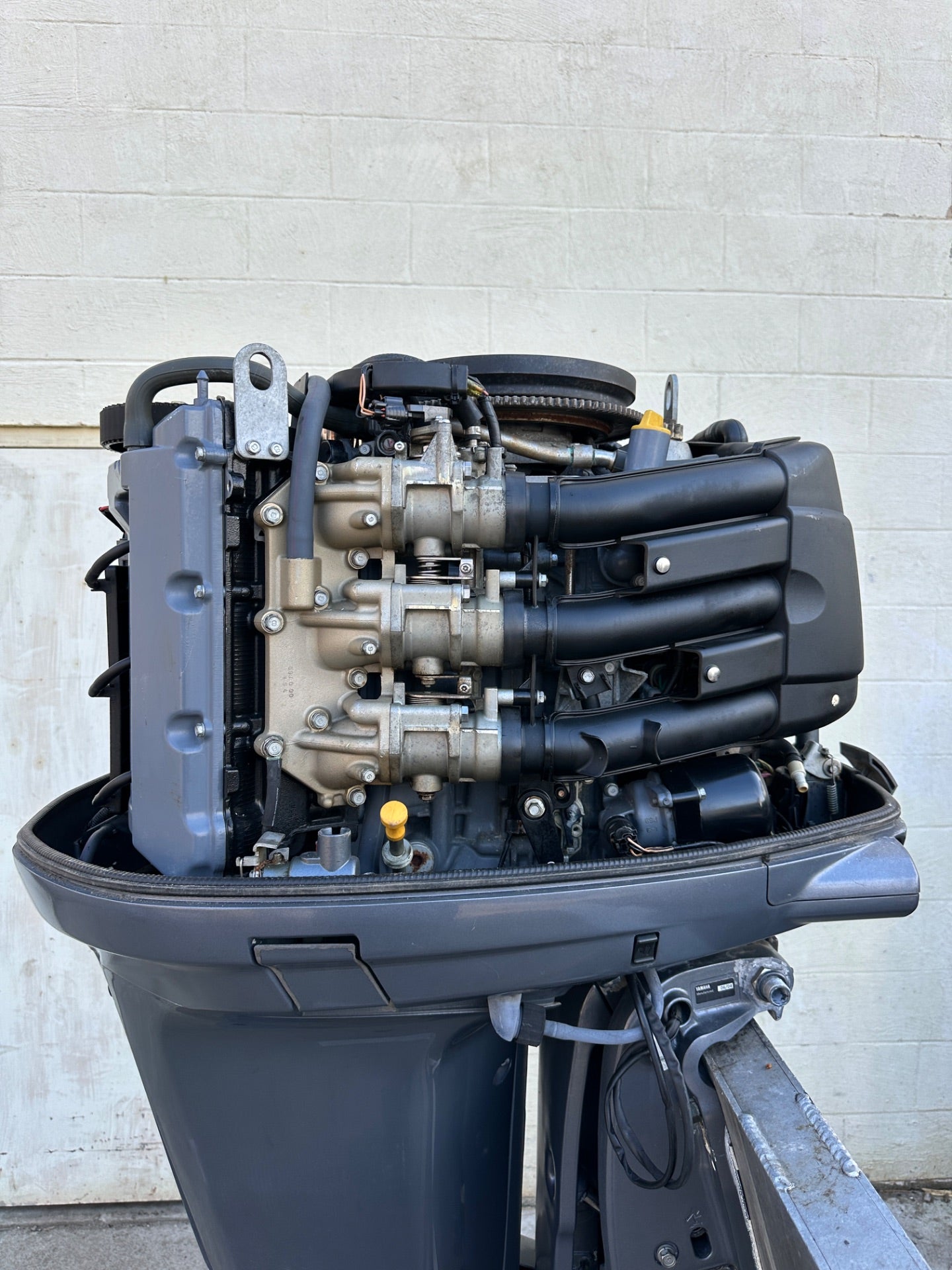 2005 Yamaha F225 225HP 4 Stroke Outboard Engine W/ 25" Shaft Standard Rotation