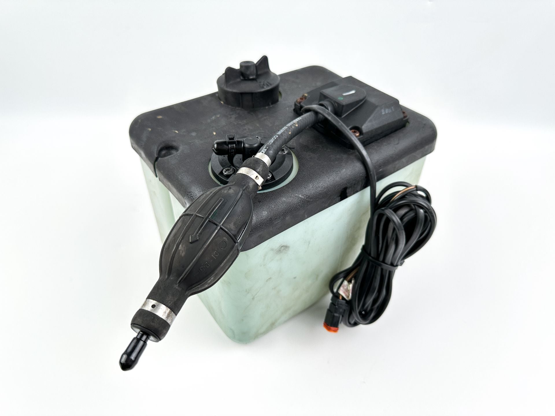 Johnson Evinrude 2 Stroke Ficht Remote Oil Supply Tank 1.8 Gallons W/ Return