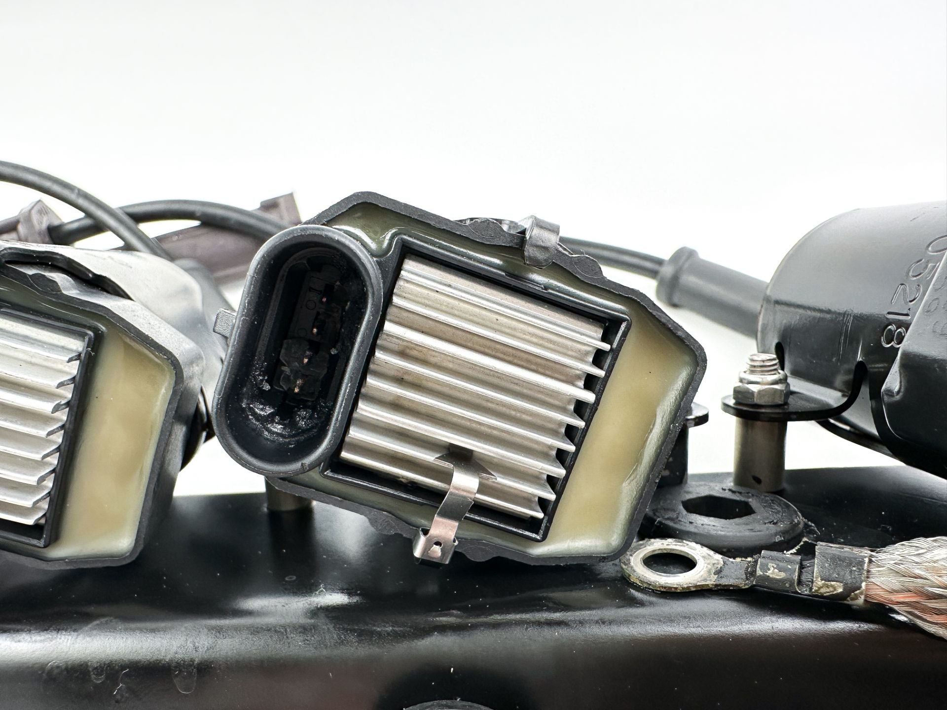 2004 Mercury 60 HP 4 Stroke Outboard Ignition Coil Set W/ Plate 8778031 OEM