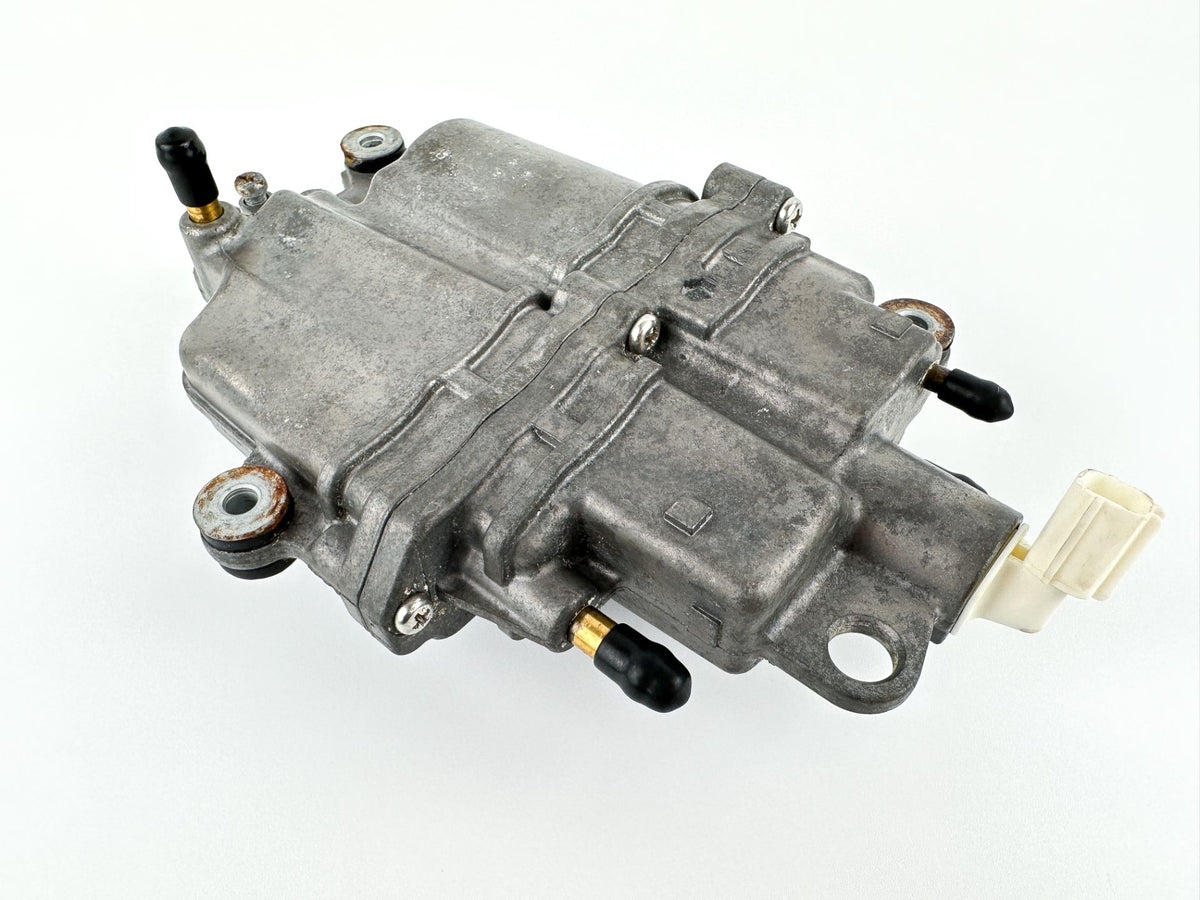 2011 Suzuki 140 HP 4 Stroke Outboard Vapor Separator Tank VST 15600-90J01 OEM