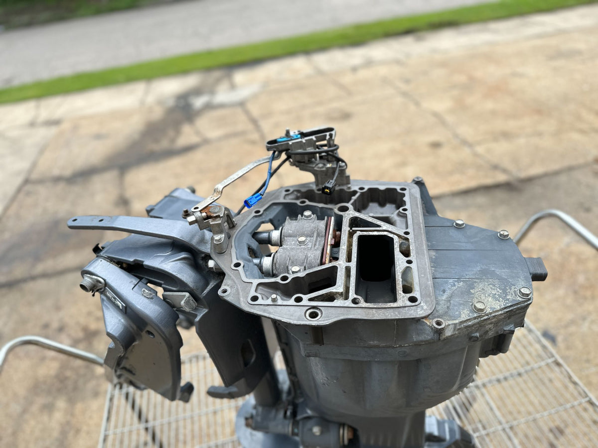 2017 Yamaha 200 HP 4 Stroke Outboard Complete Midsection & Swivel Bracket 6DA-45111-00-8D OEM