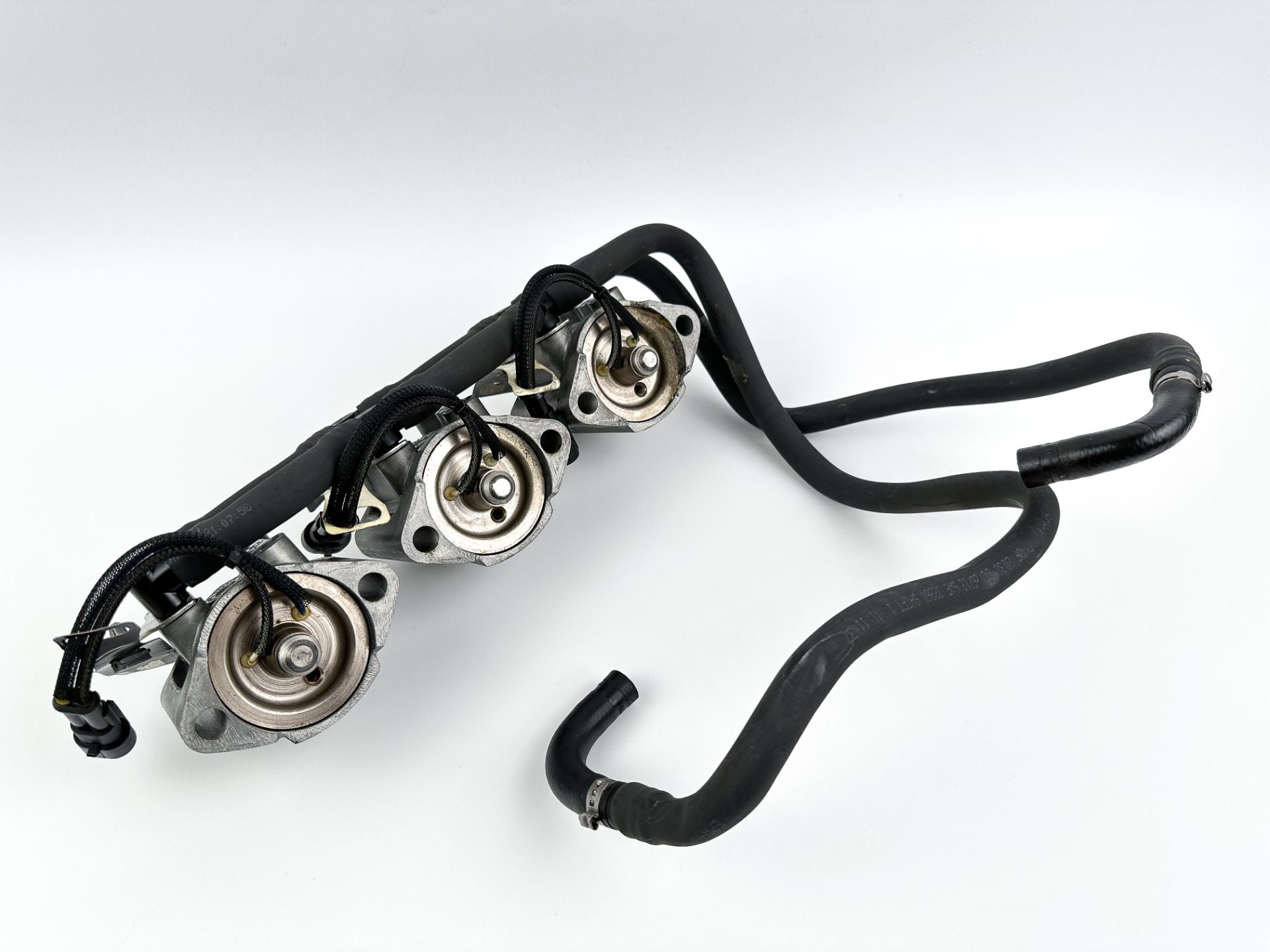 2013 Evinrude 75 HP Etec 2 Stroke Outboard Fuel Injector Set W/ Rail 5008886 OEM