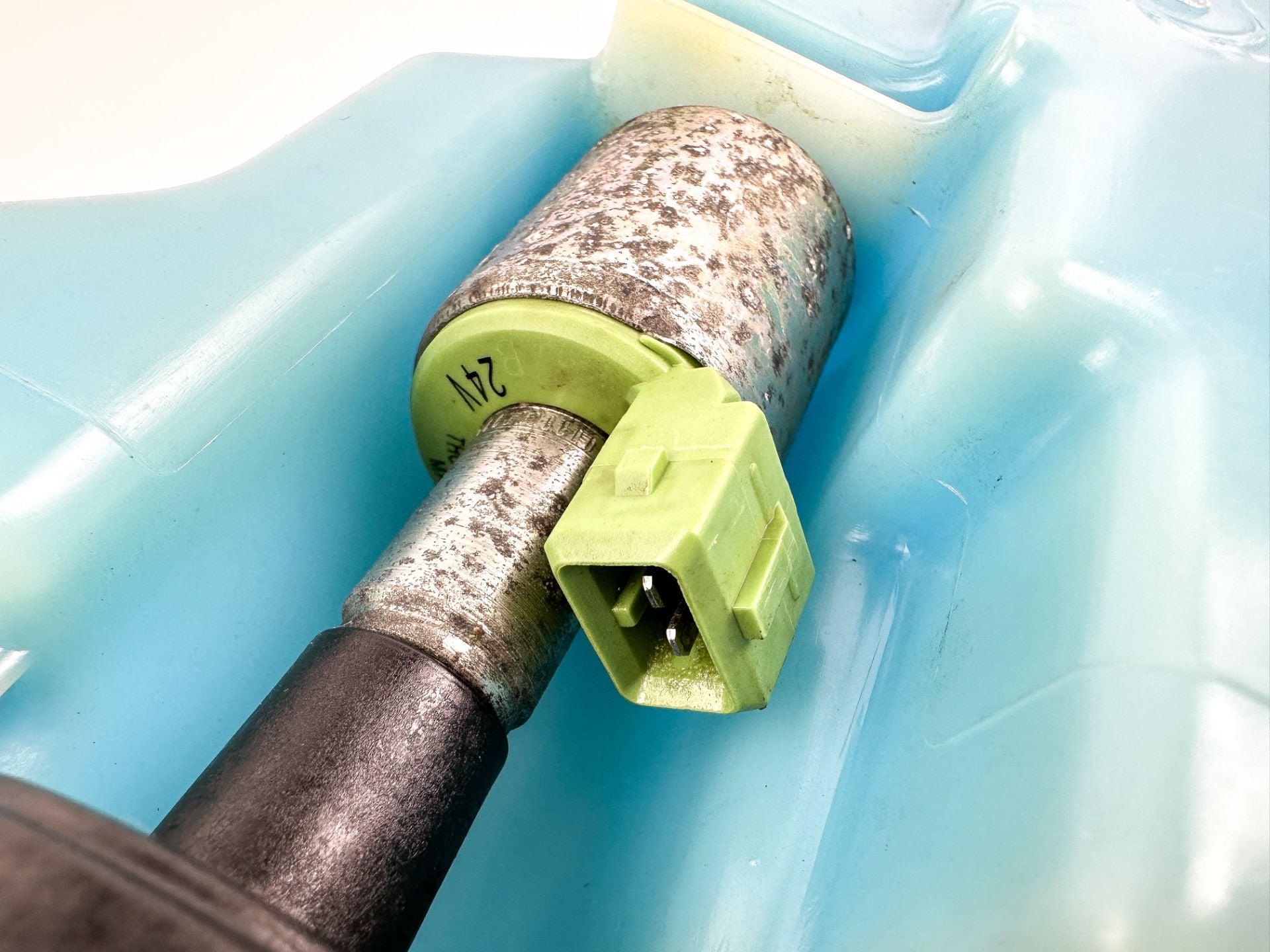 2013 Evinrude 75 HP 2 Stroke Outboard Oil Tank W/ Pump 5007915 OEM