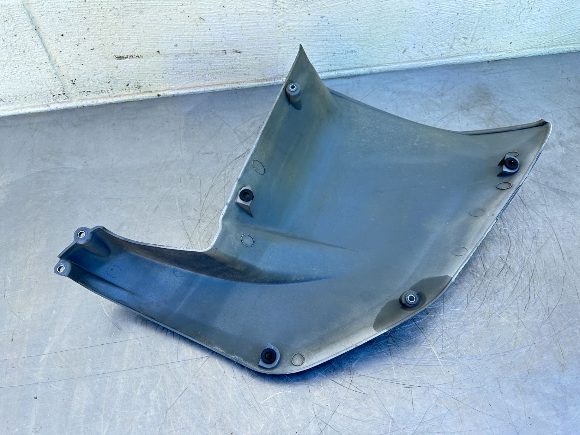 2004 Yamaha 225 HP 4 Stroke Outboard Lower Apron Cover 69J-42741-00-8D OEM