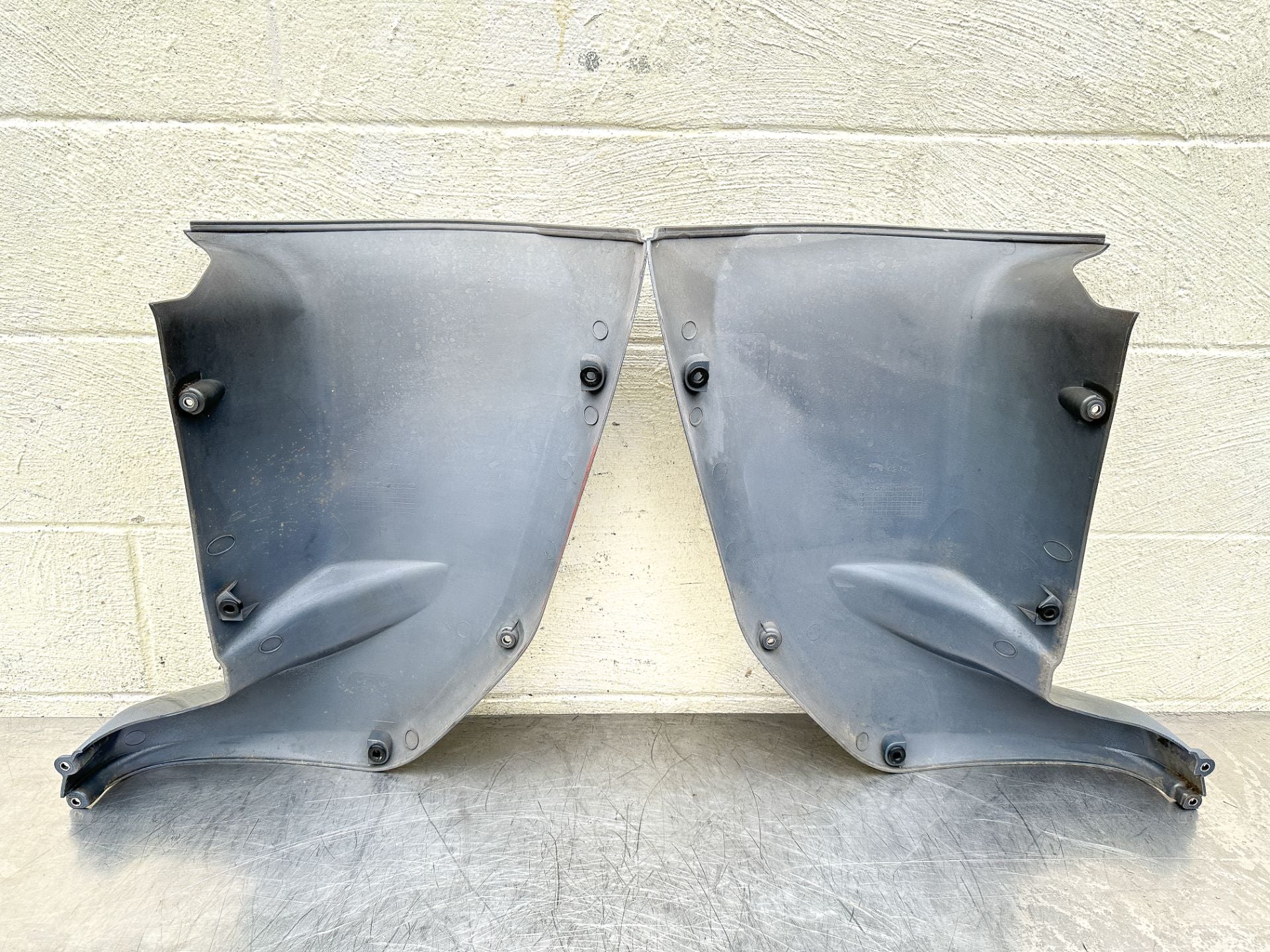 2002 Yamaha 225 HP 4 Stroke Outboard Lower Apron Cowling Set 69J-42771-00-8D. OEM