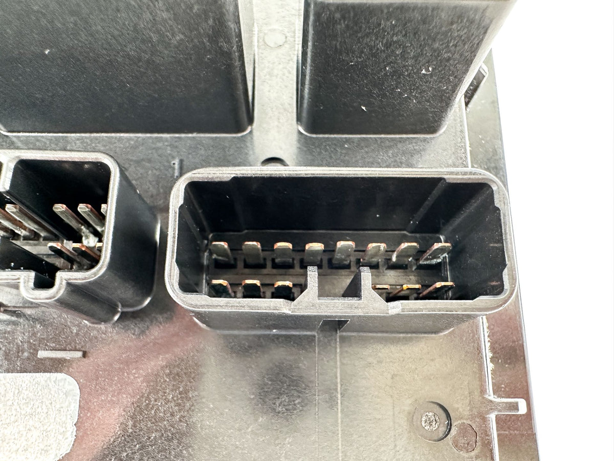2014 Yamaha 300 HP 4 Stroke Outboard Fuse Box 6CE-82170-00-00 OEM