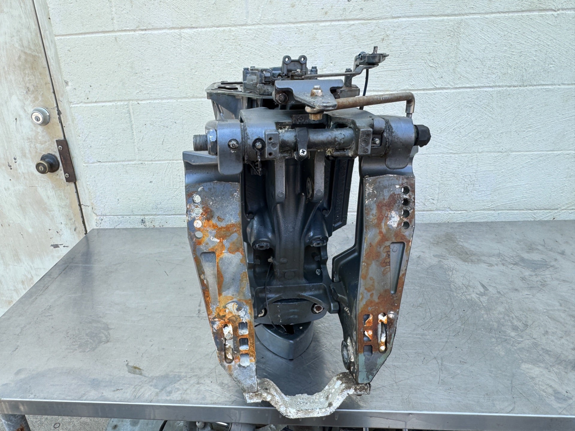 2003 Yamaha 115 HP 4 Stroke Outboard Complete Midsection & Swivel Bracket 64E-43311-10-8D OEM