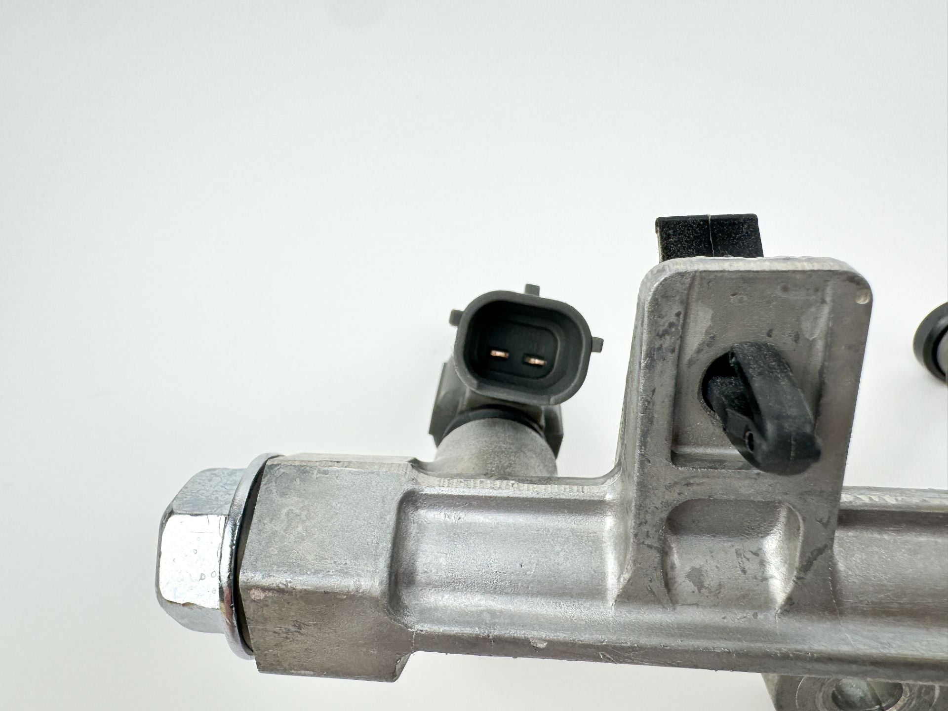 2005 Suzuki 60 HP 4 Stroke Outboard Fuel Injector Set W/ Rail 15710-66D00 OEM