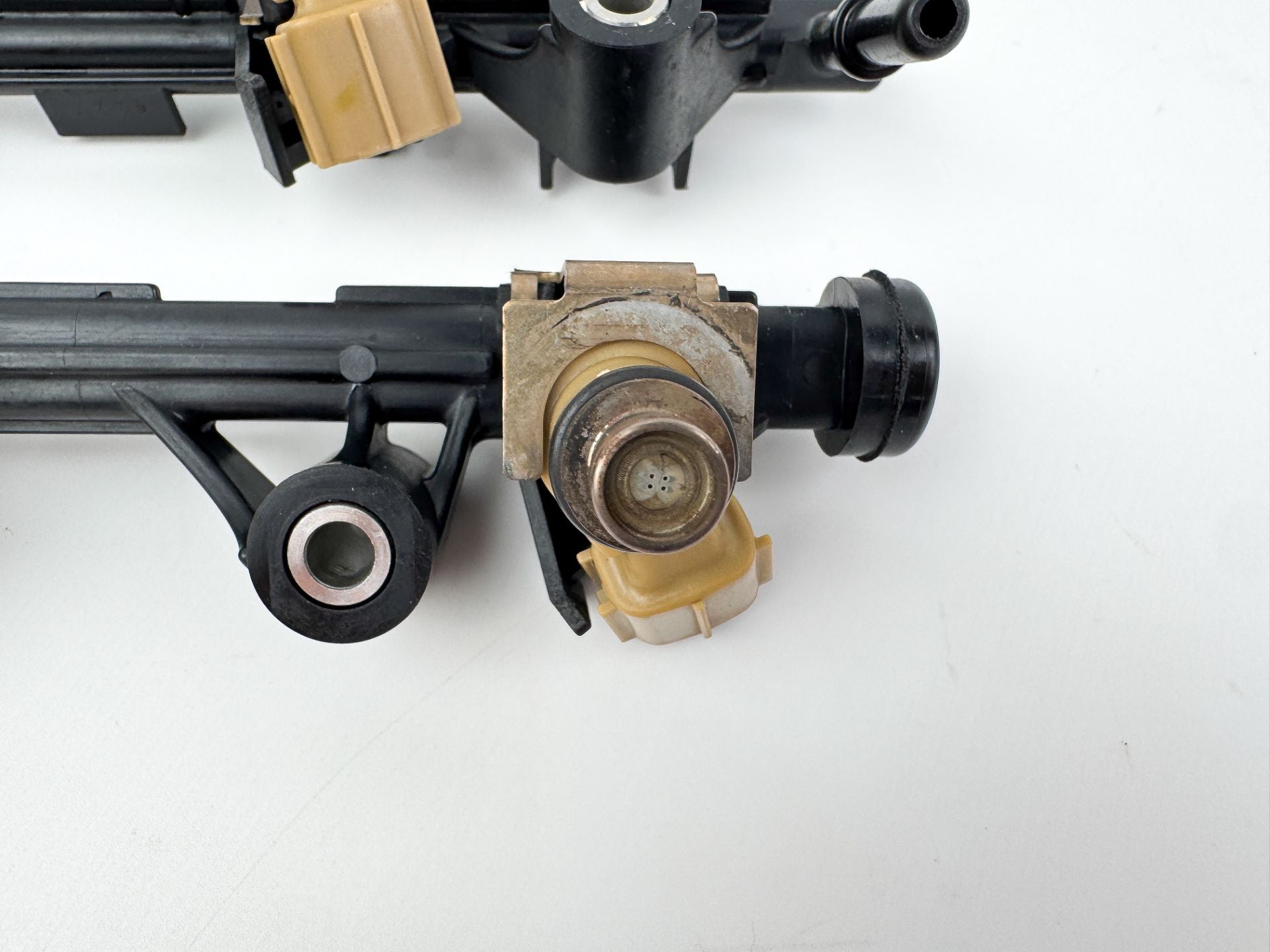 2005 Yamaha 250 HP 4 Stroke Outboard Fuel Injector Set W/ Rail 6P2-13761-00-00 OEM