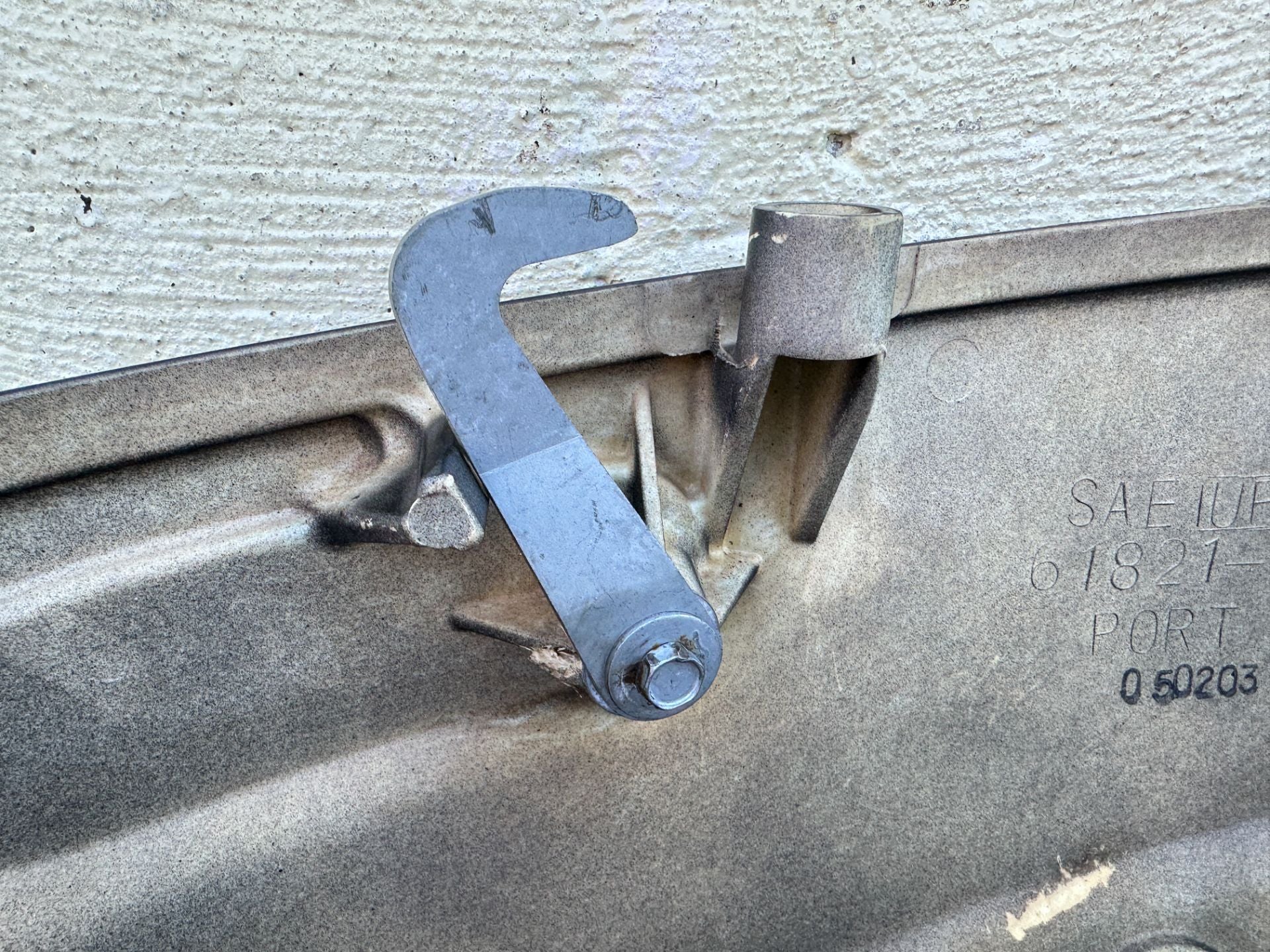 2005 Suzuki 140 HP 4 Stroke Outboard Lower Apron Cowling Port 61820-90J11-0EP OEM