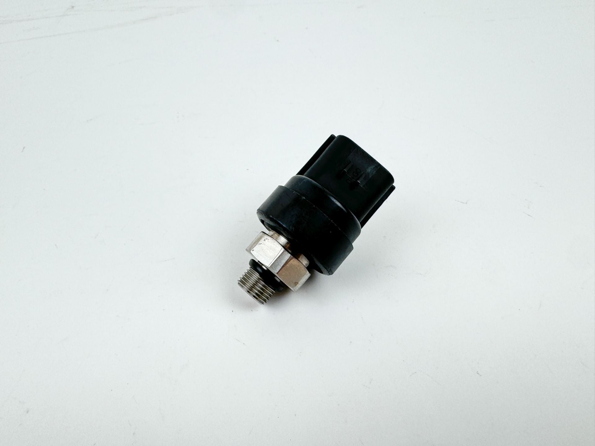 2005 Yamaha 225 HP 4 Stroke Outboard Oil Pressure Sensor 69J-83651-00-00 OEM