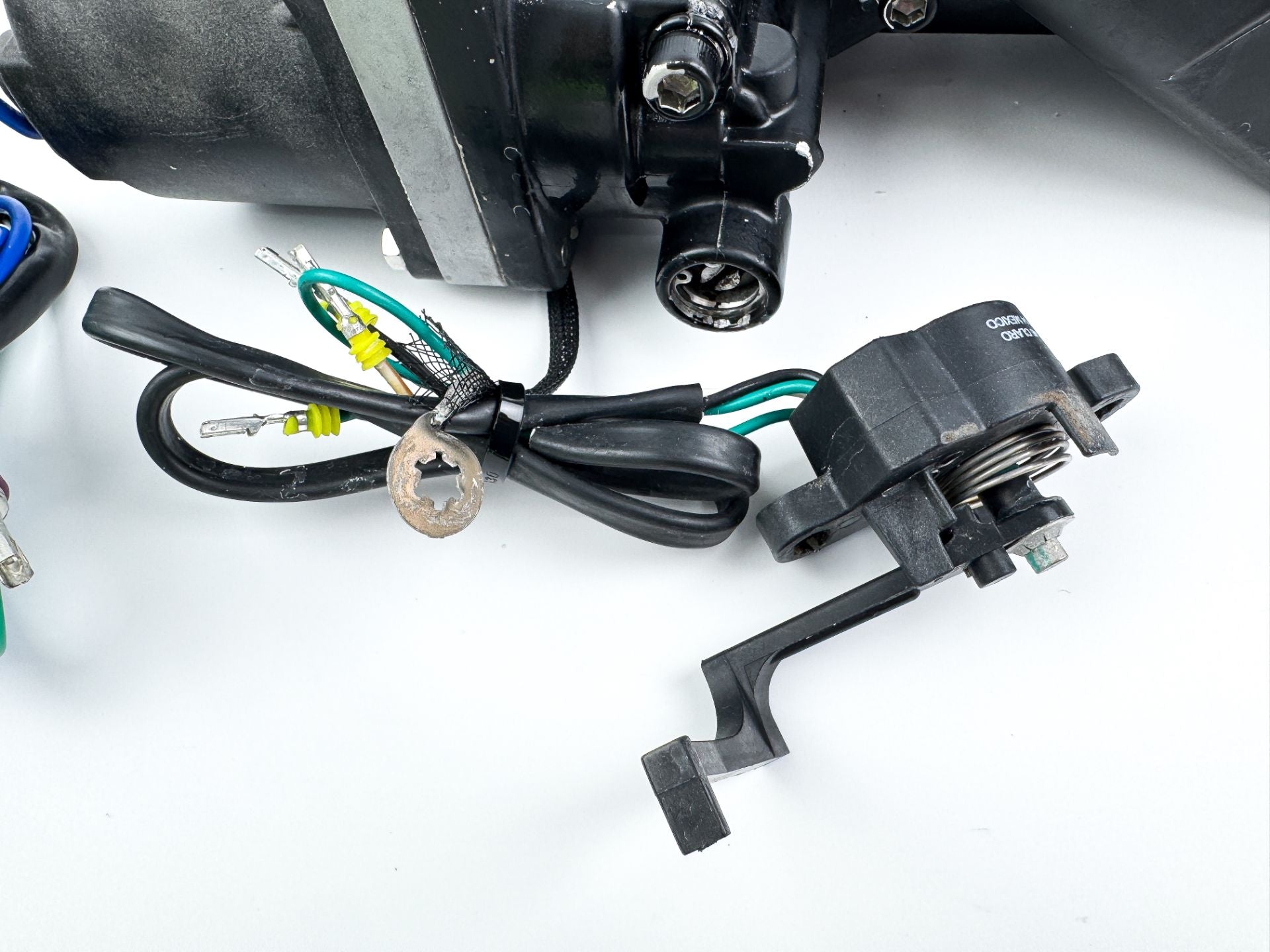 2017 Evinrude 200 HP Etec 2 Stroke Outboard Power Trim Tilt Unit 5005113 OEM