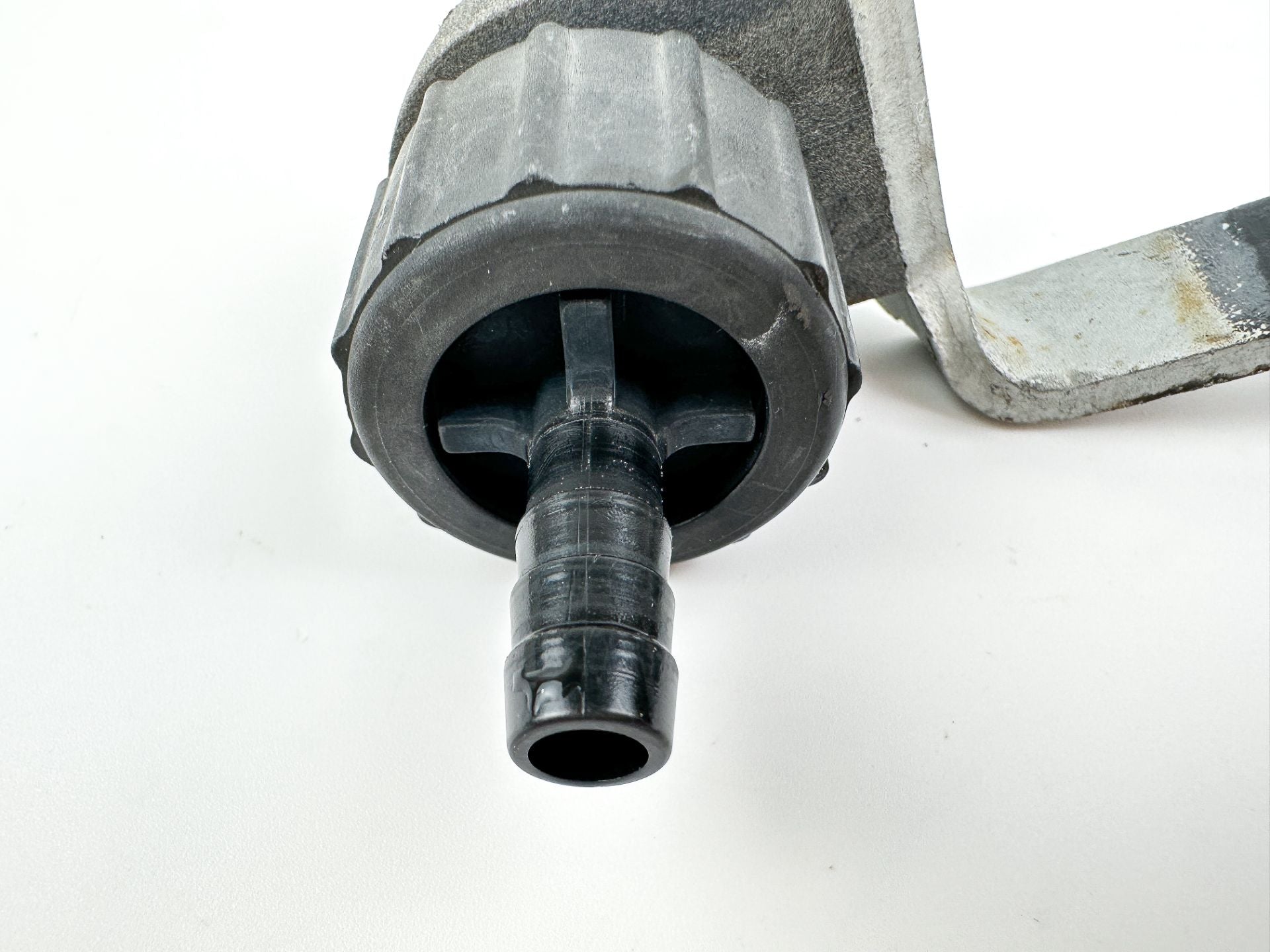 2004 Yamaha 115 HP 4 Stroke Outboard Fresh Water Flush Port 6R3-12580-00-00 OEM