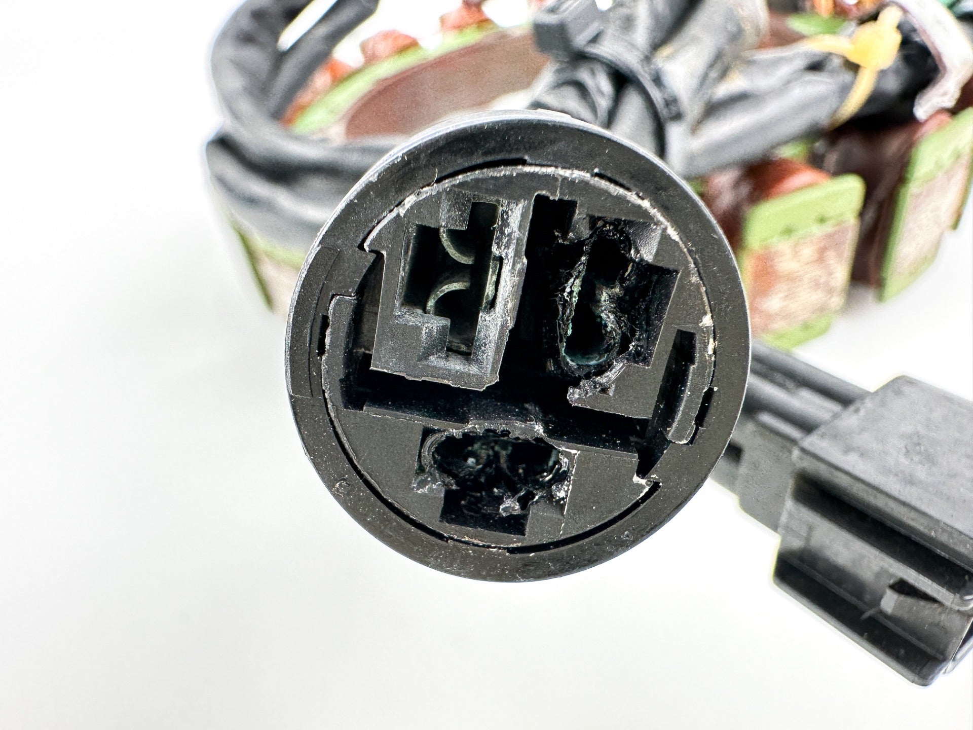 2001 Yamaha 200 HP 2 Stroke Outboard Stator Assembly 61A-85510-02-00 OEM