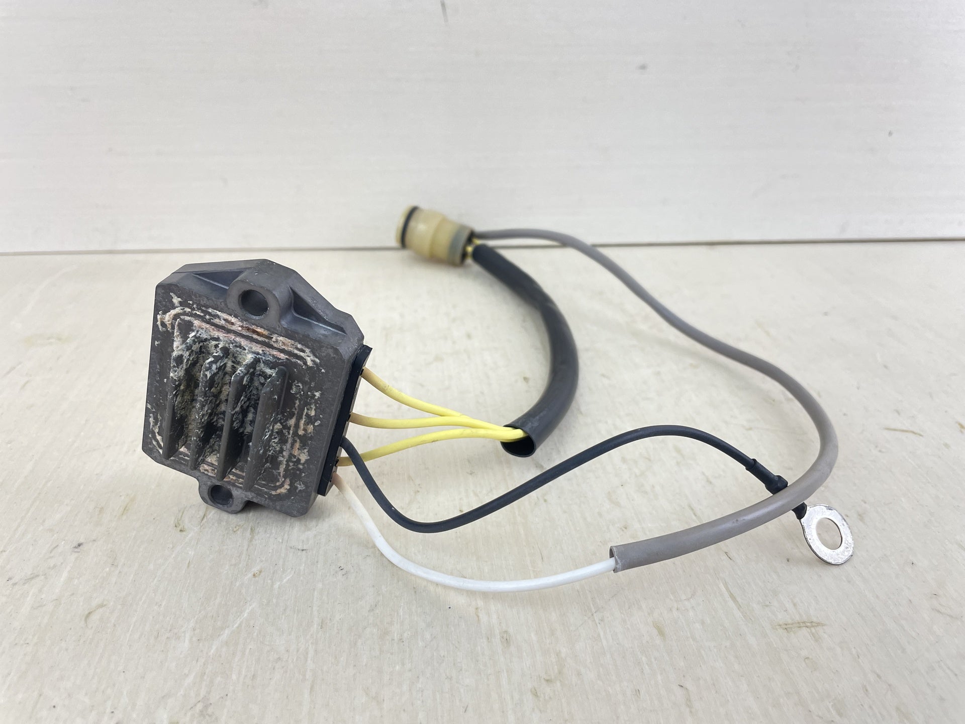 2004 Suzuki DF 250 HP 4 Stroke Outboard Engine Rectifier Regulator 32800-93J03